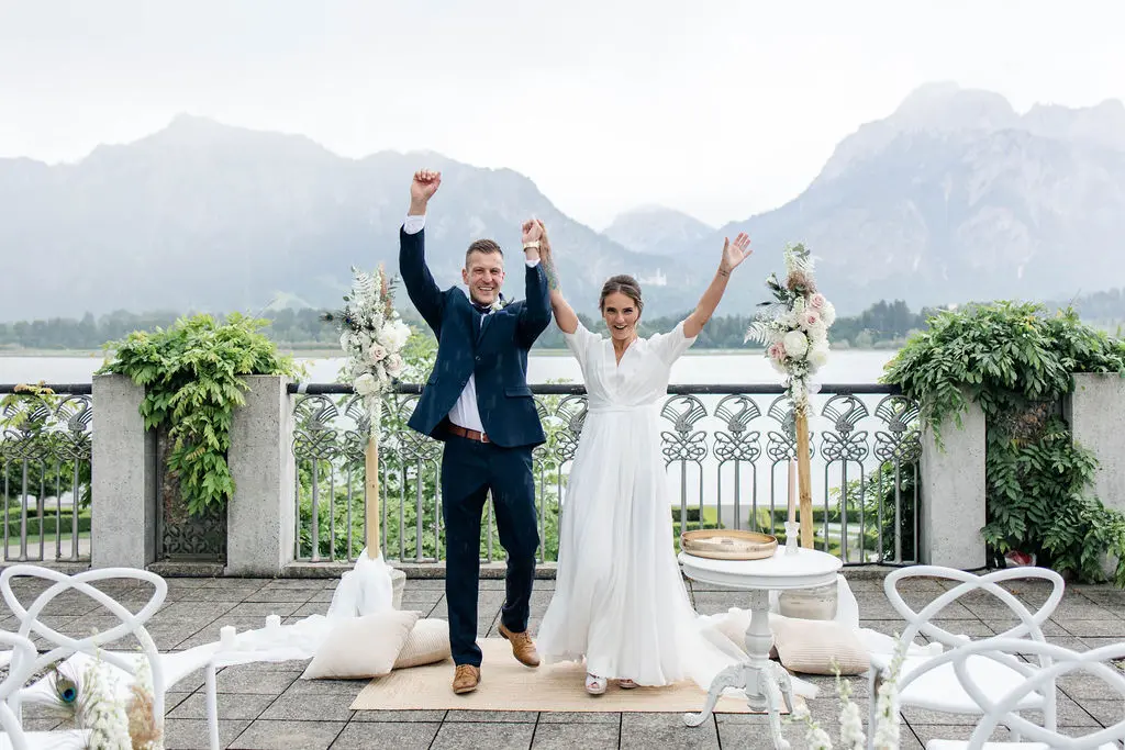 Freie Trauung in Bayern am Ammersee, Brautpaar Eheschließung, Hochzeitsanzug, Brautkleid