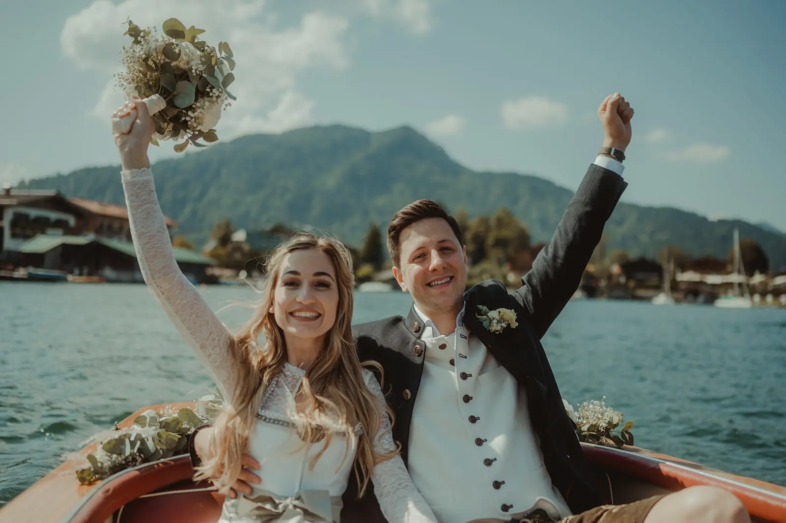 Trachtenhochzeit
Braut und Bräutigam
heiraten am See