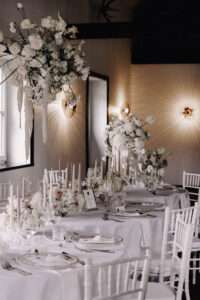 Hochzeitsfloristik – Wie Blumen eure Hochzeitslocation verwandeln