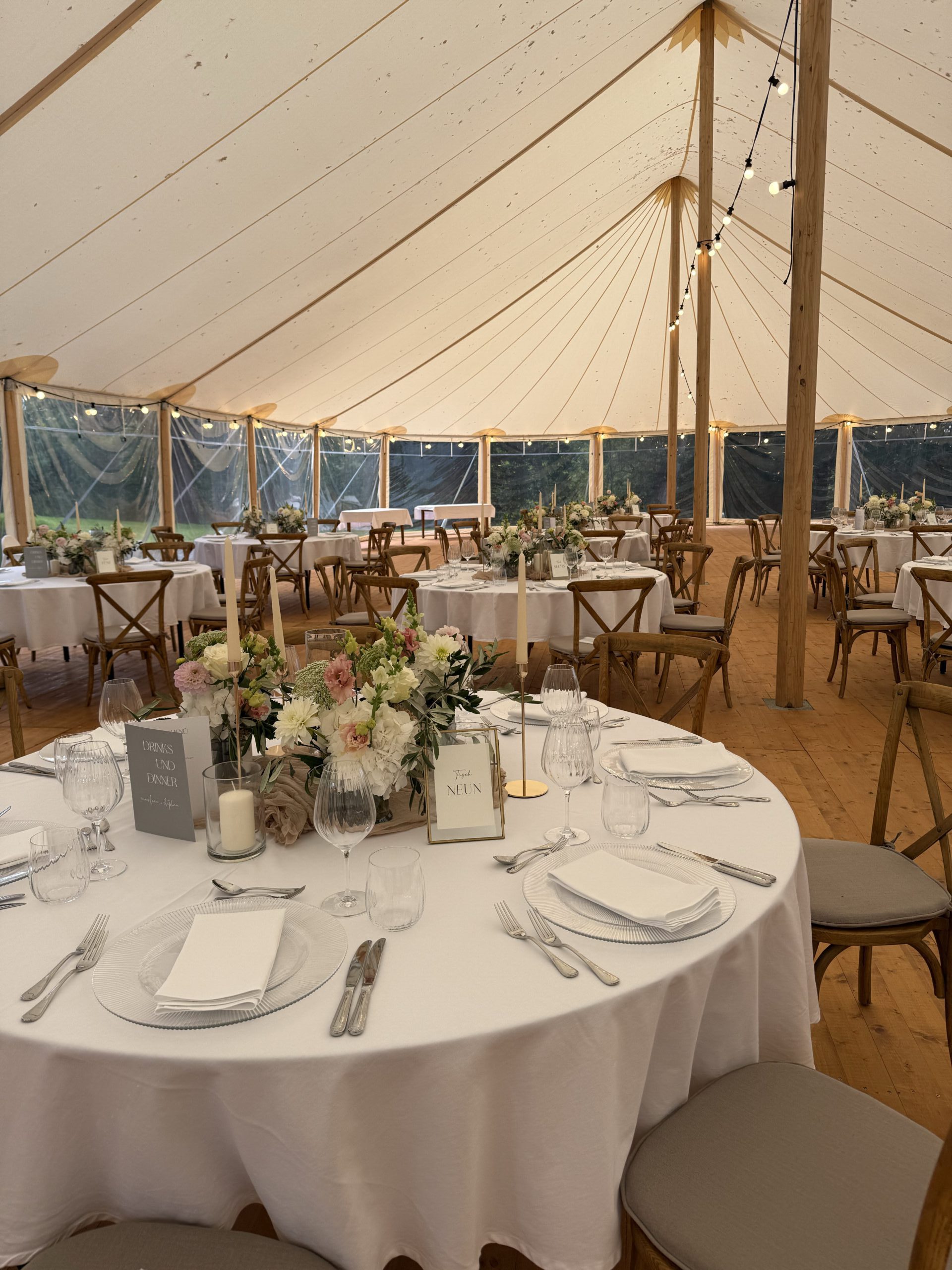 Elegante Zelthochzeit auf dem Schlossgut