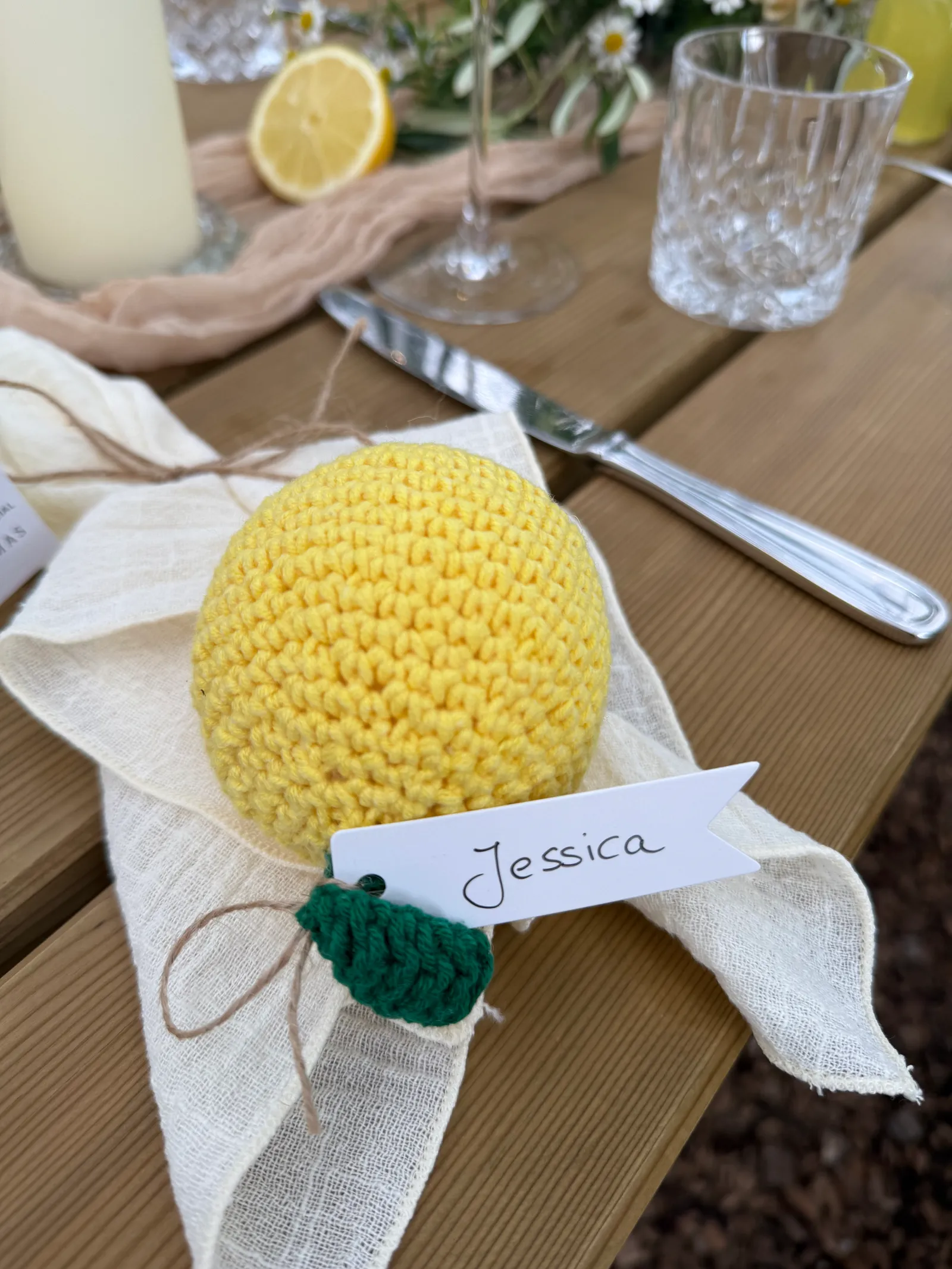 Gehäkelte Blumen als Brautschmuck: Kurios oder genial?, Abbildung 1