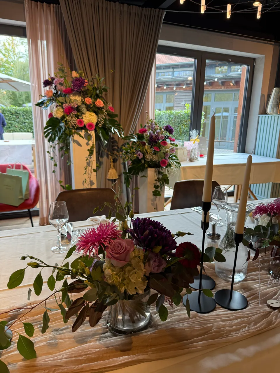 Traubogen-Blumen wiederverwenden: Von Trauung zu Location, Abbildung 1