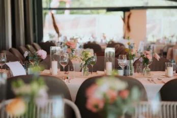 Deko-Verleih für die Hochzeit: Vasen, Ständer & Stoffe leihen